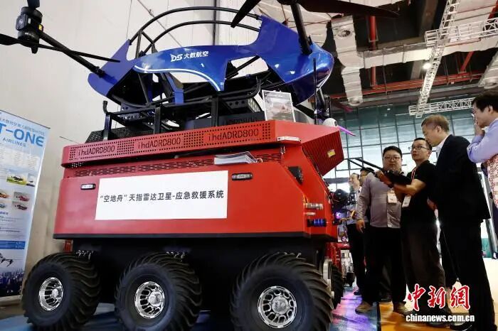 图为参观者了解大数航空推出的天地舟水陆空三位一体应急救援系统。中新社记者 殷立勤 摄