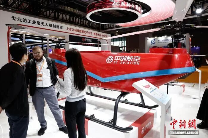图为参观者了解无人机相关产品。中新社记者 殷立勤 摄