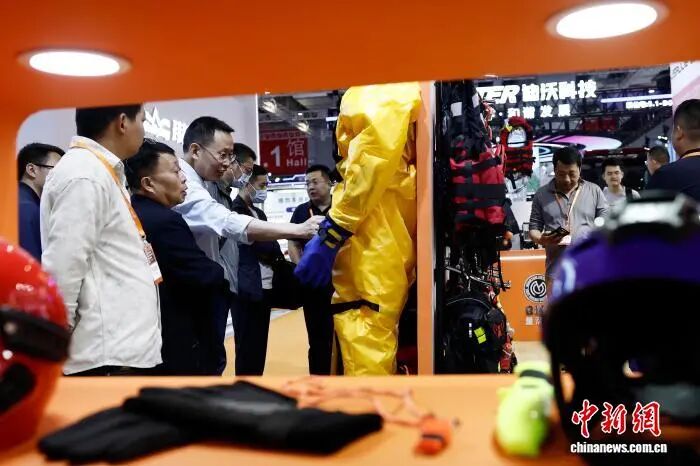 图为参观者了解救援装备产品信息。中新社记者 殷立勤 摄