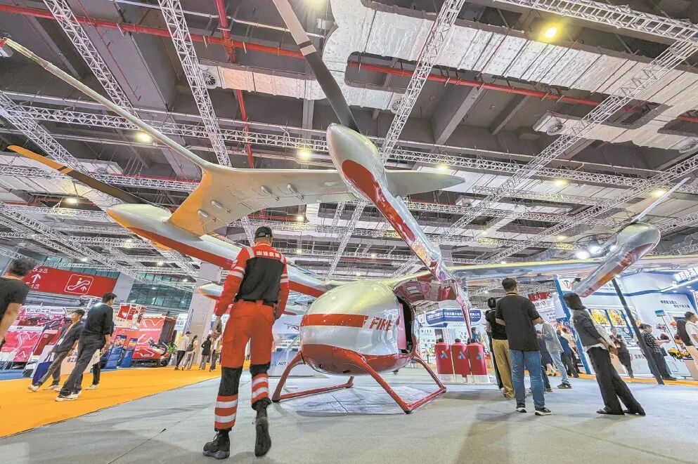 峰飞航空V2000CGF电动垂直起降飞行器（eVTOL）消防版机型。 本报记者 张伊辰摄