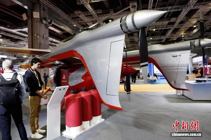 图为参观者了解峰飞航空V2000CGF电动垂直起降飞行器(eVTOL)消防版机型产品信息。中新社记者 殷立勤 摄