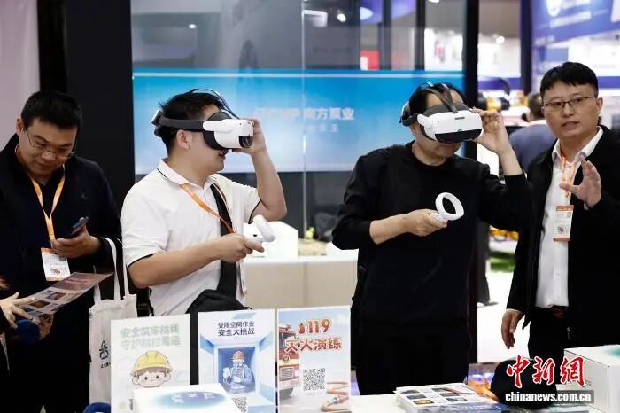 图为参观者戴上VR眼镜体验模拟灭火演练全过程。中新社记者 殷立勤 摄
