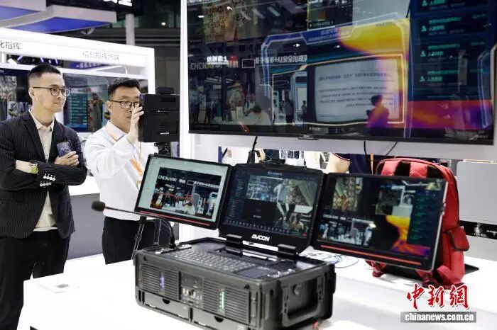 图为参观者了解应急救援指挥平台相关产品。中新社记者 殷立勤 摄