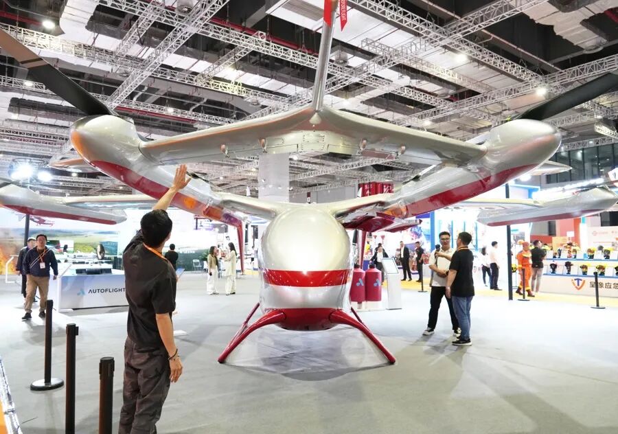 峰飞航空科技自主研发的全球首个2吨级智慧空中消防航空器（eVTOL）。