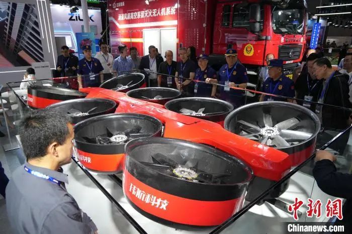 参观者现场咨询了解应急设备。中新网记者 殷立勤 摄