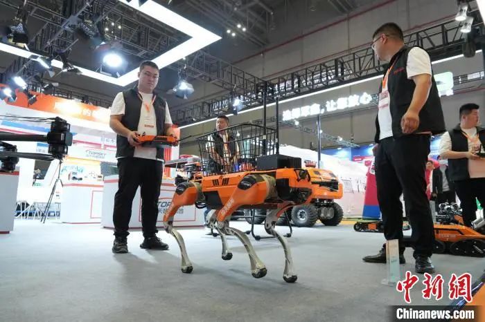 工作人员展示应急机器狗。中新网记者 殷立勤 摄